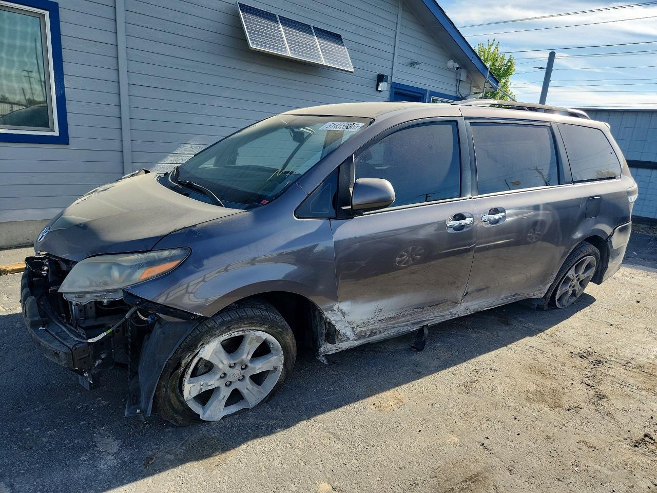 Salvage Toyota Sienna Image