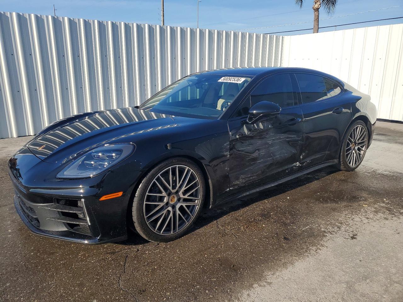 Salvage Porsche Panamera Image
