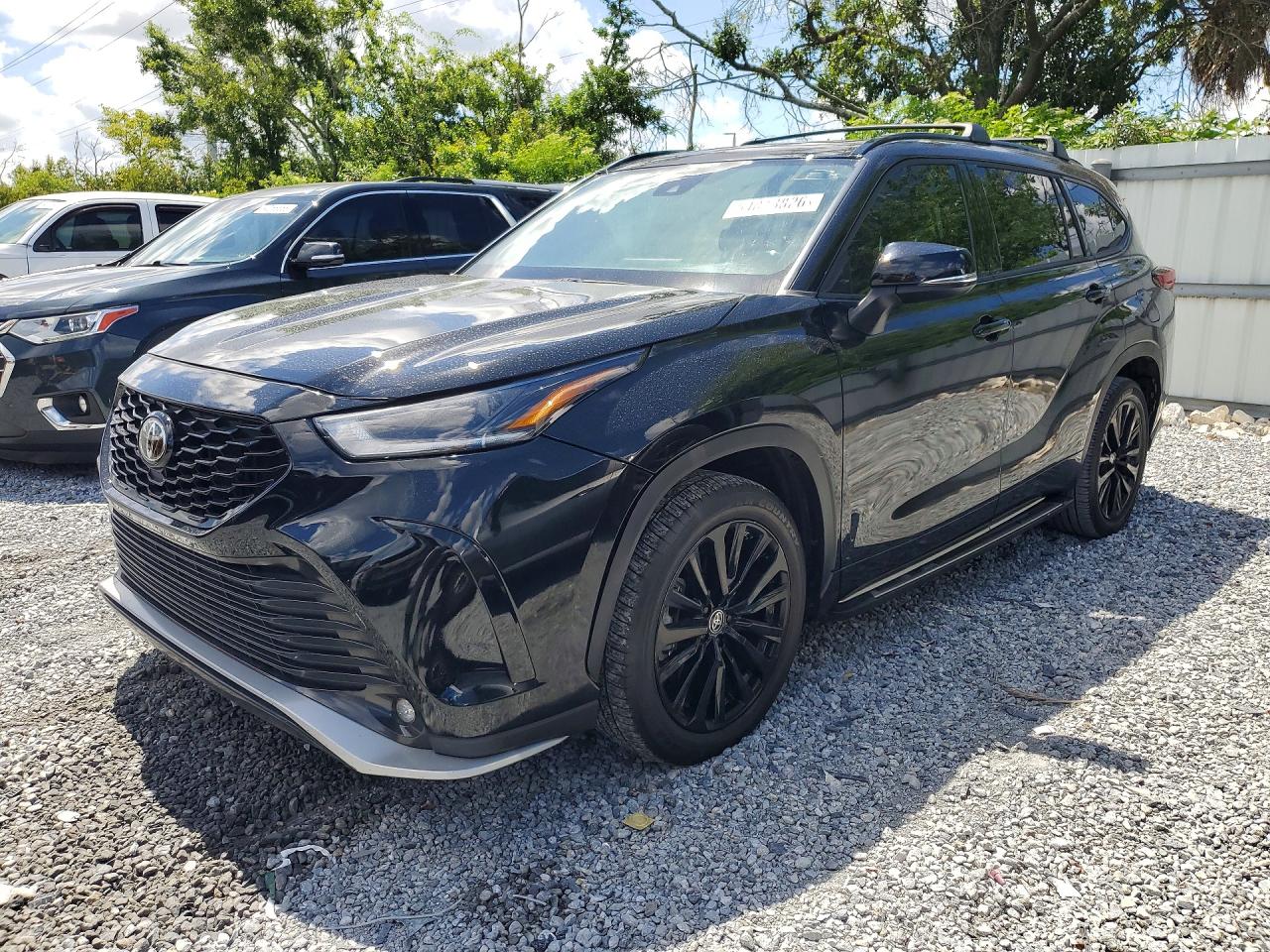 Salvage Toyota Highlander Image