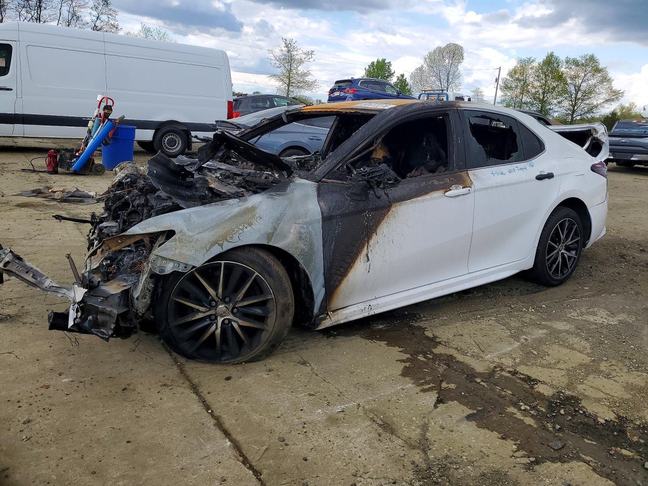 Salvage Toyota Camry Image