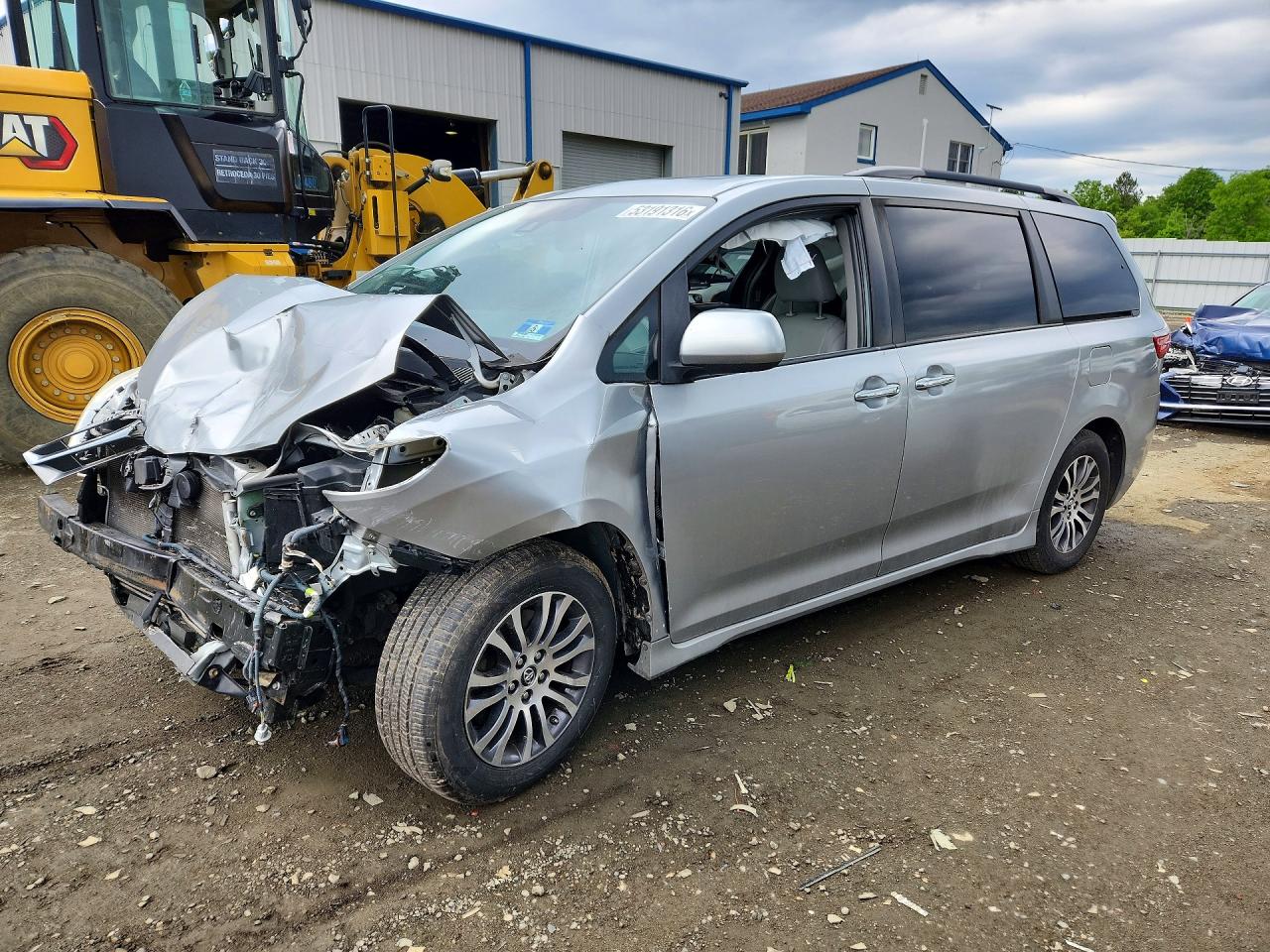 Salvage Toyota Sienna Image