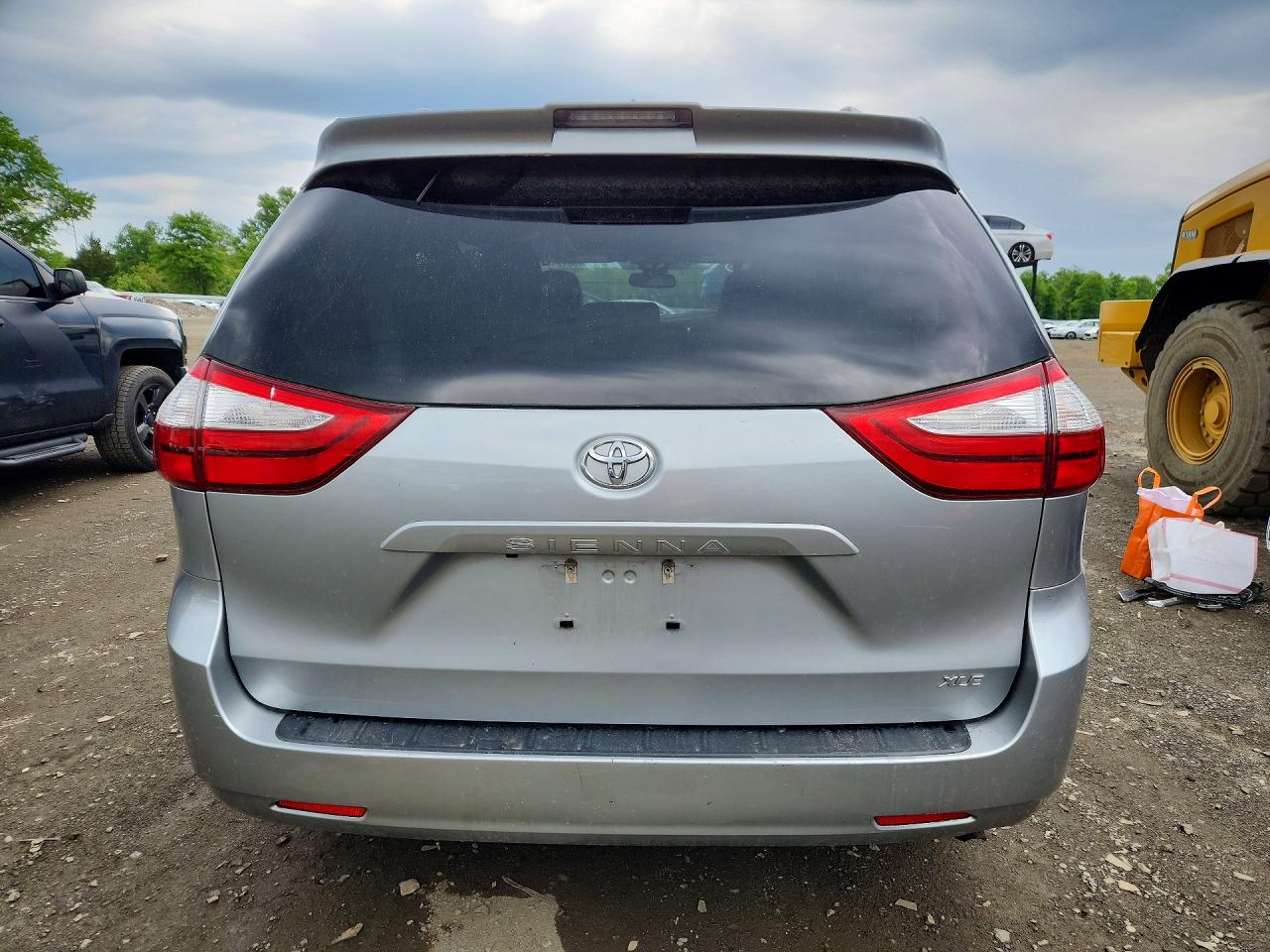 Toyota Sienna Xle 8-passenger