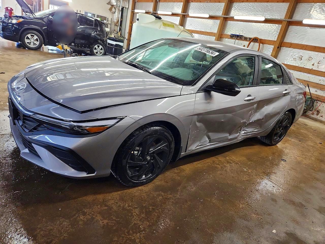 Salvage Hyundai ELANTRA Image