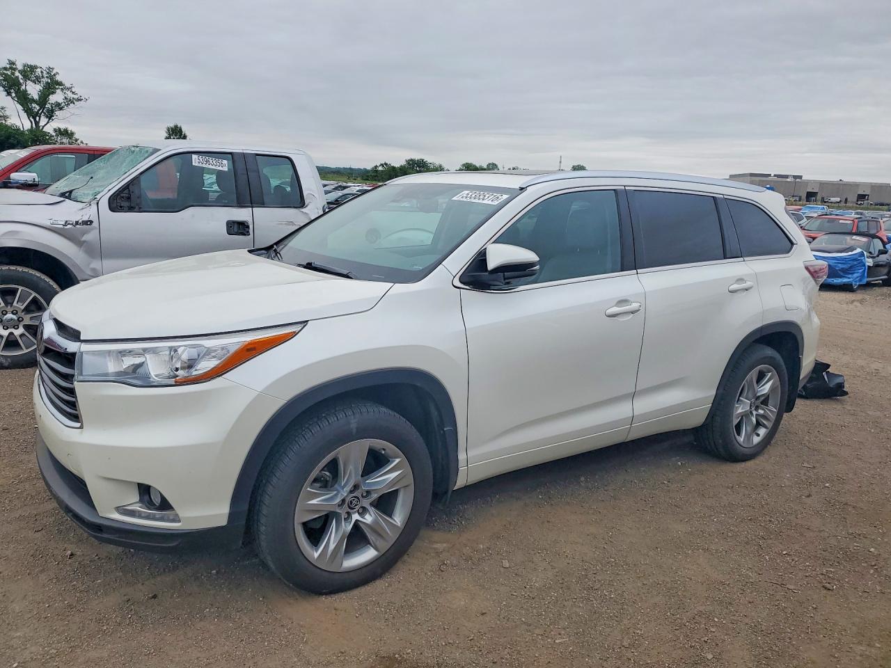 Salvage Toyota Highlander Image