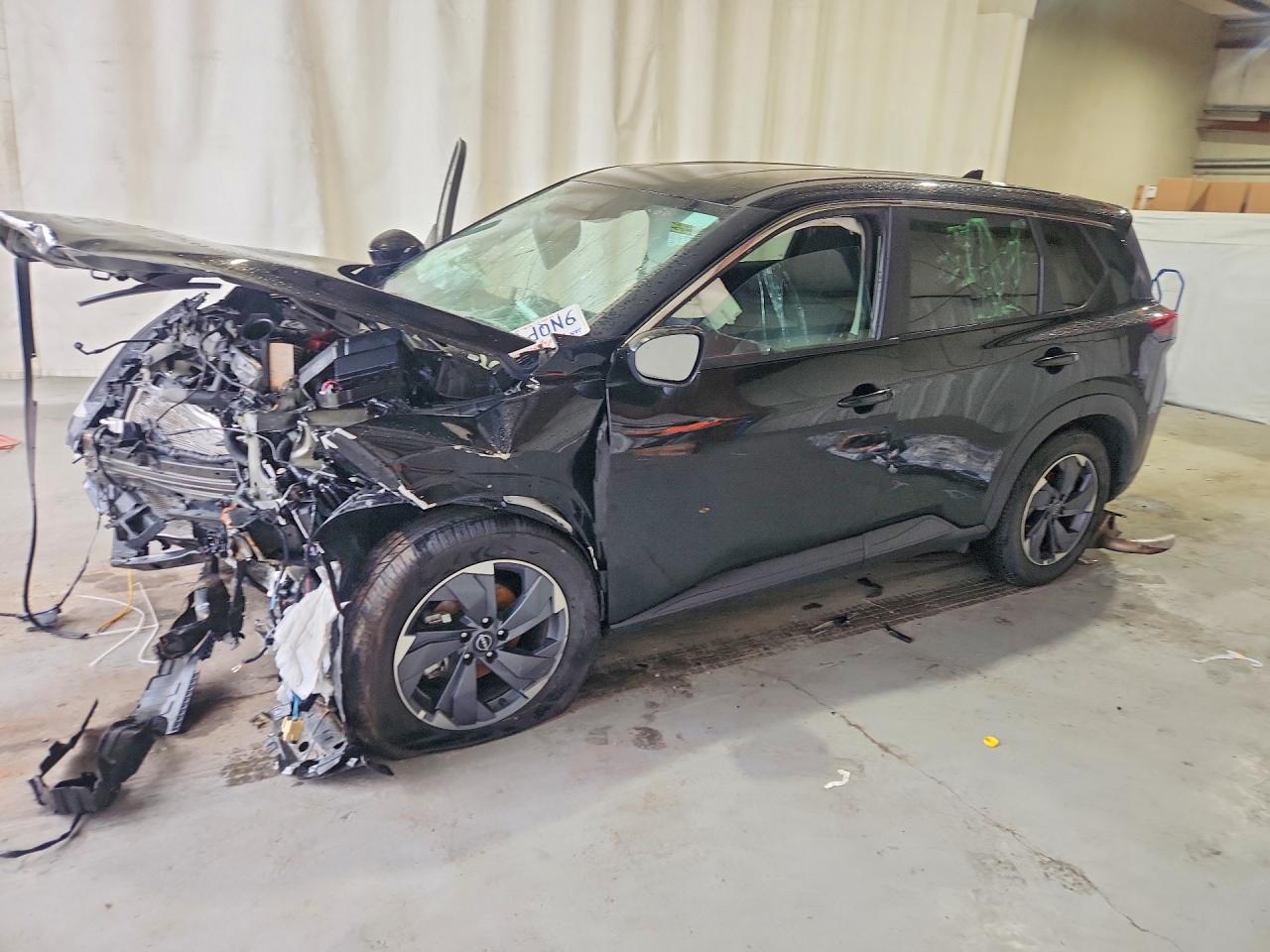 Salvage Nissan Rogue Image