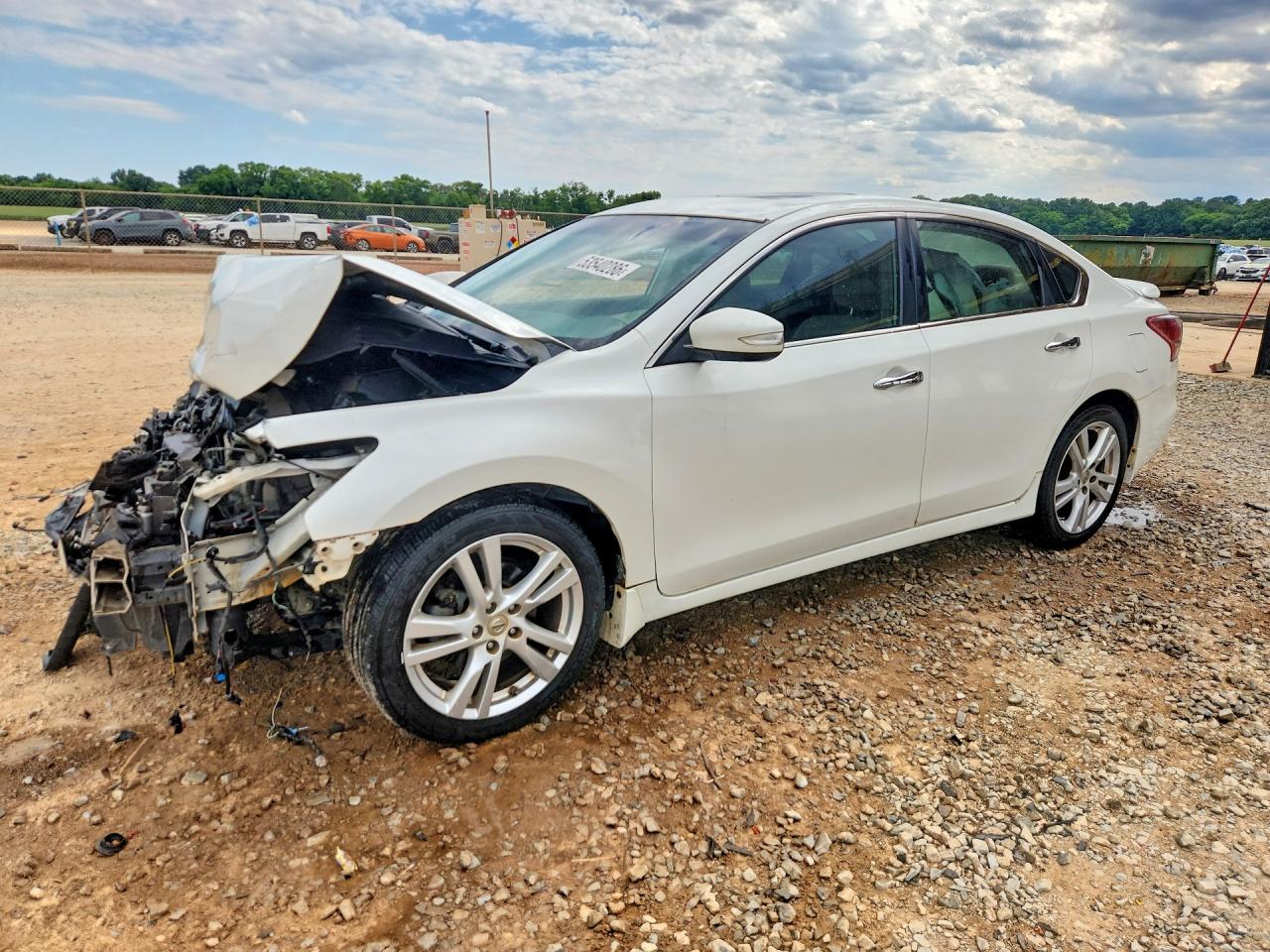 Salvage Nissan Altima Image