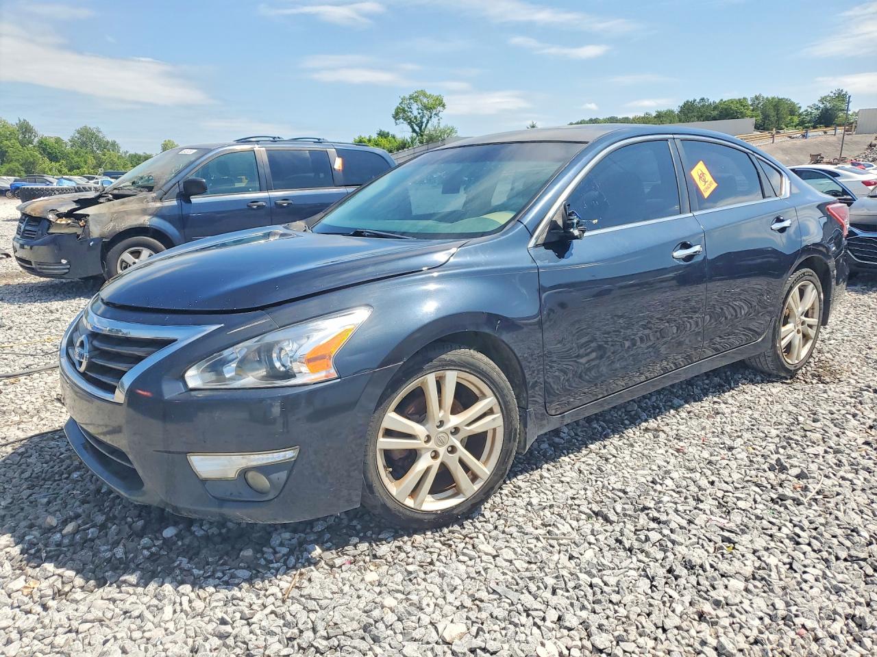 Salvage Nissan Altima Image