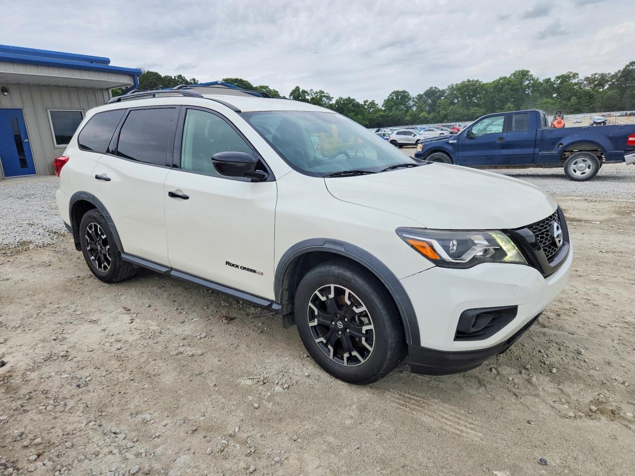 Nissan Pathfinder Sv