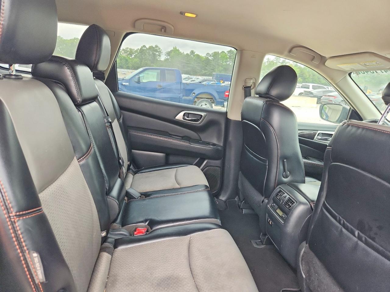 Nissan Pathfinder Sv