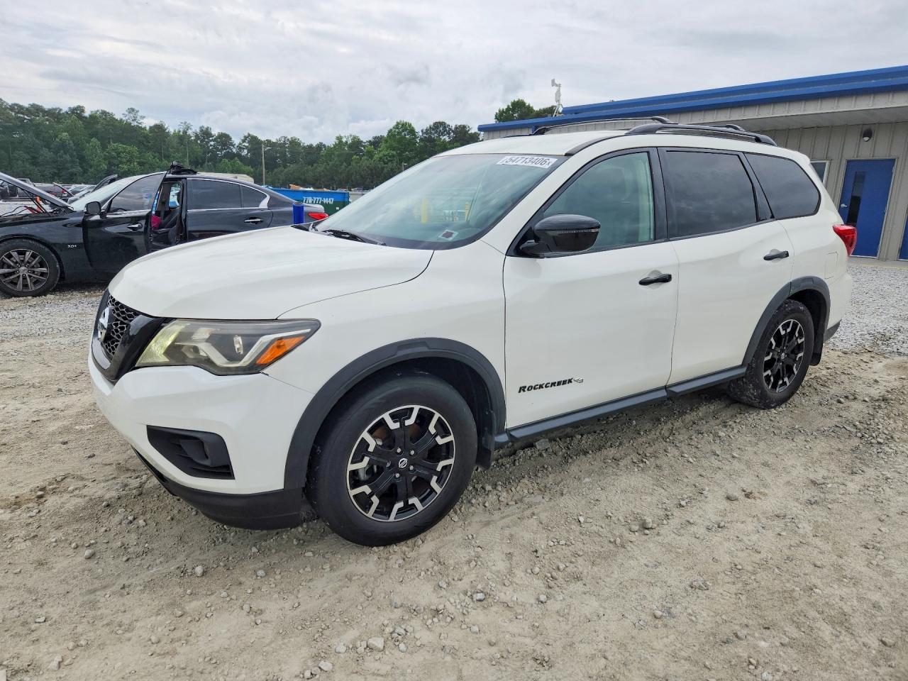 Salvage Nissan Pathfinder Image