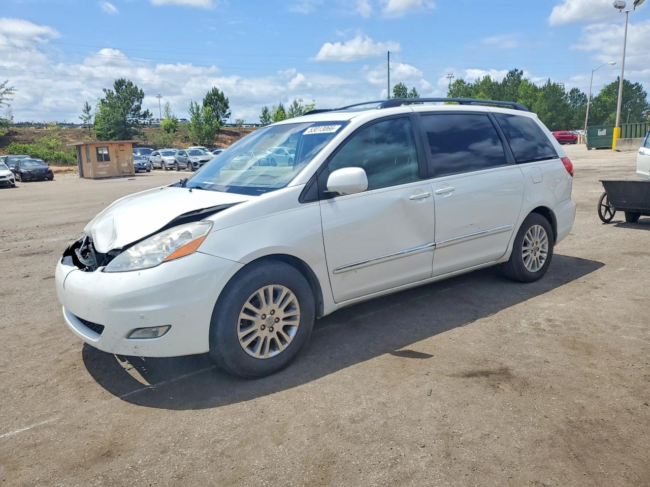 Salvage Toyota Sienna Image