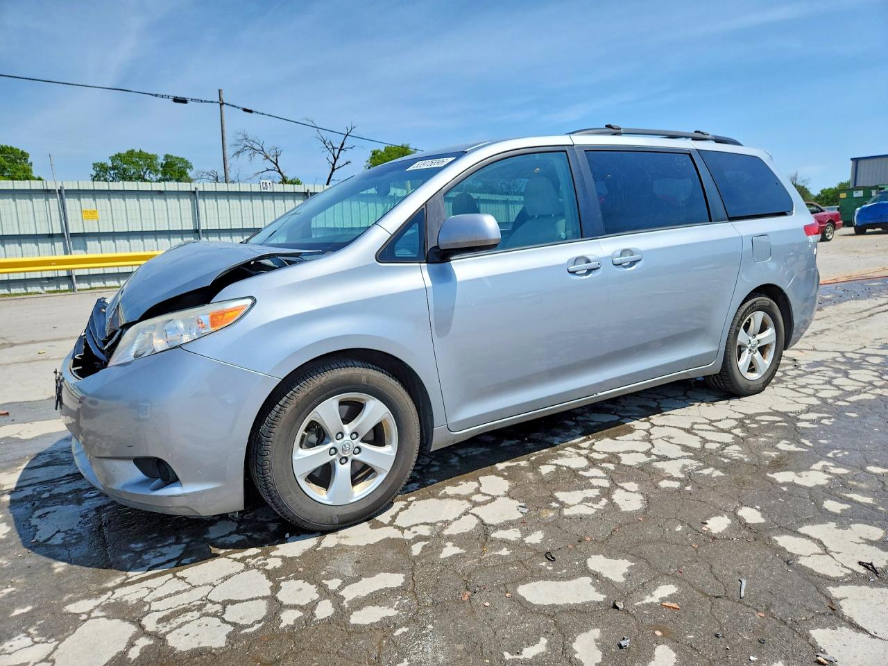 Salvage Toyota Sienna Image