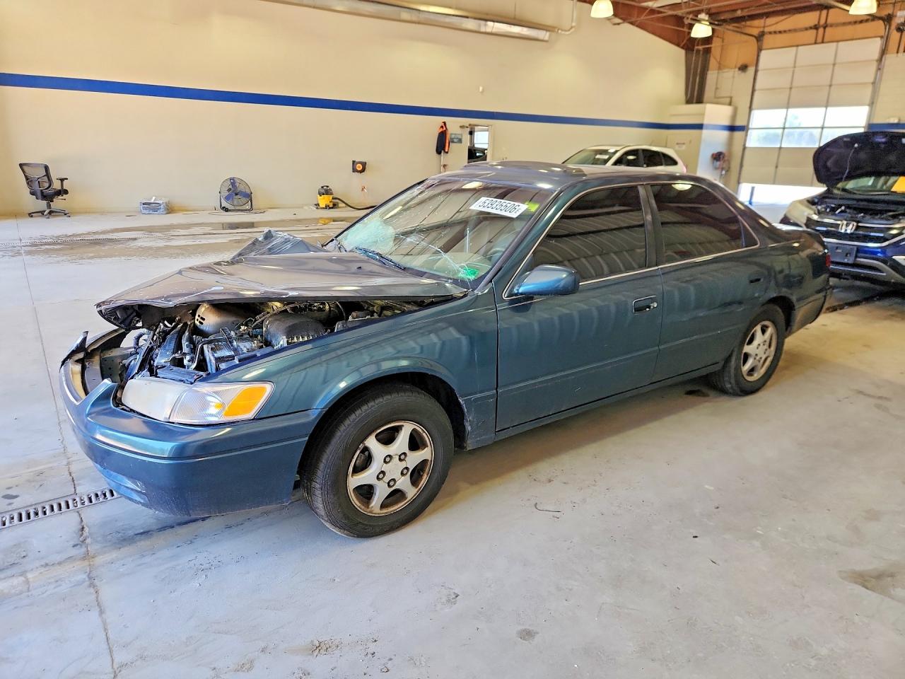 Salvage Toyota Camry Image