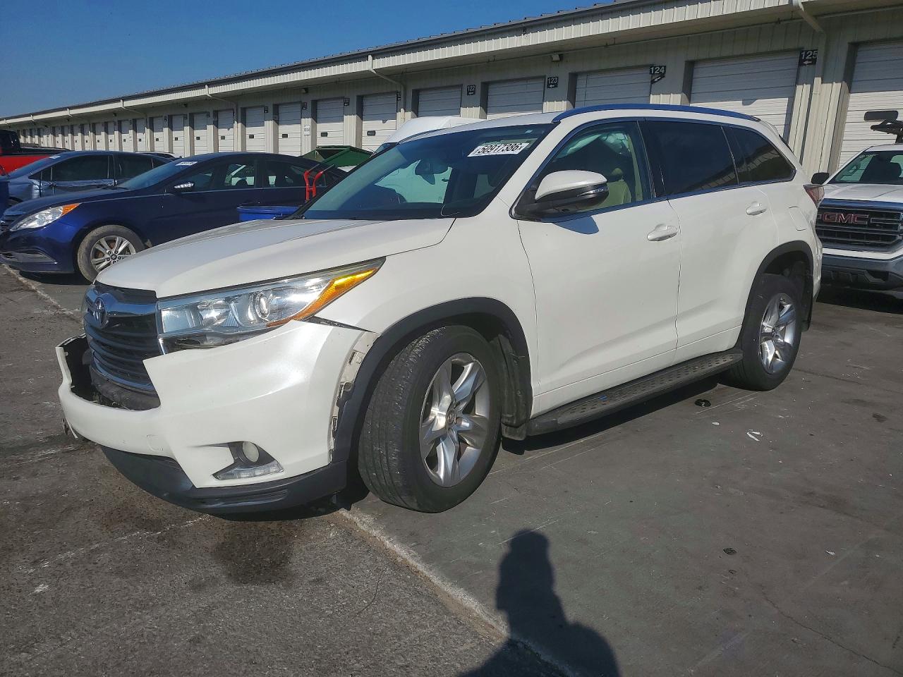 Salvage Toyota Highlander Image