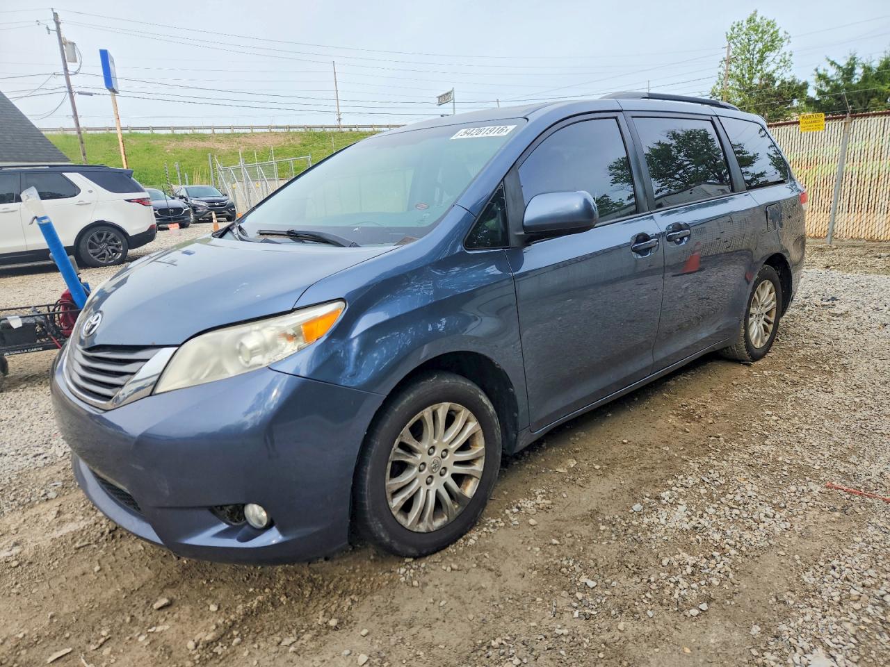 Salvage Toyota Sienna Image