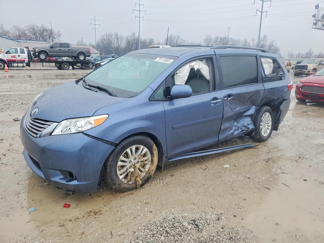 Salvage Toyota Sienna Image