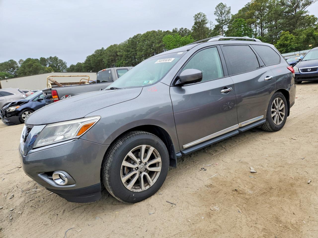 Salvage Nissan Pathfinder Image