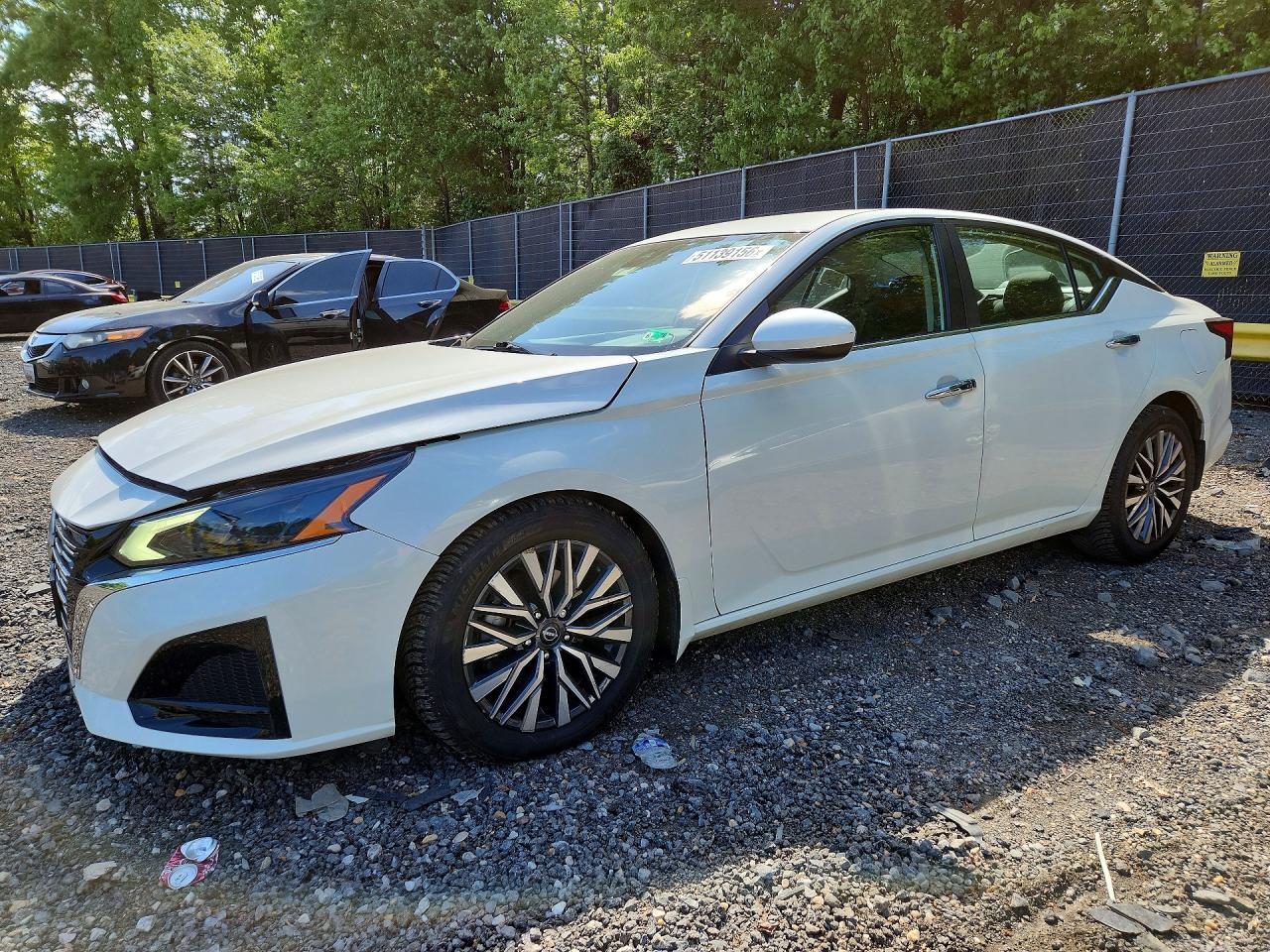 Salvage Nissan Altima Image