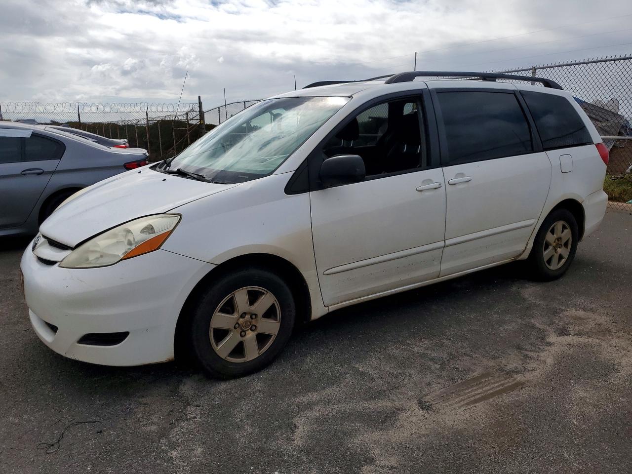 Salvage Toyota Sienna Image