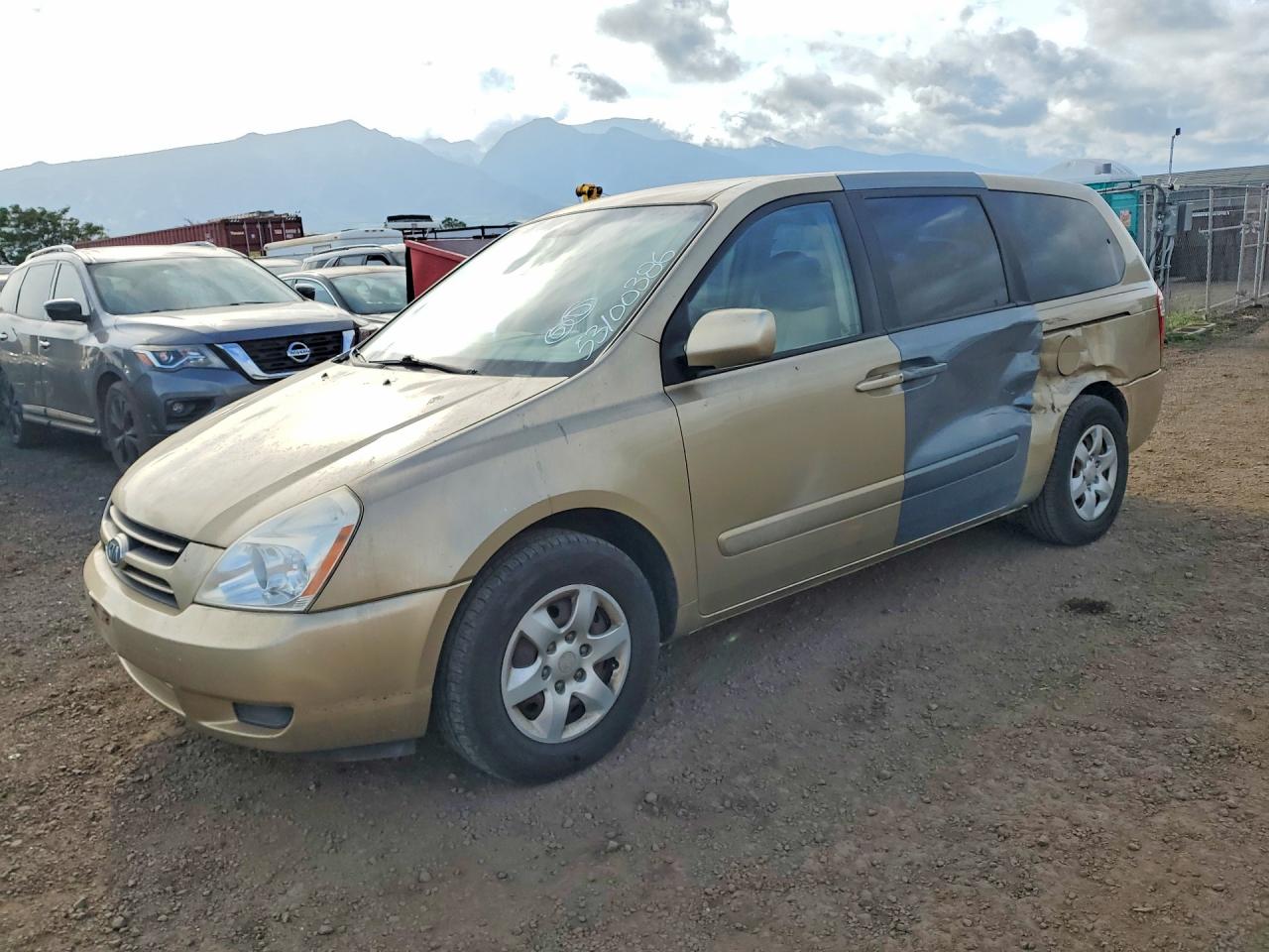 Salvage Kia Sedona Image
