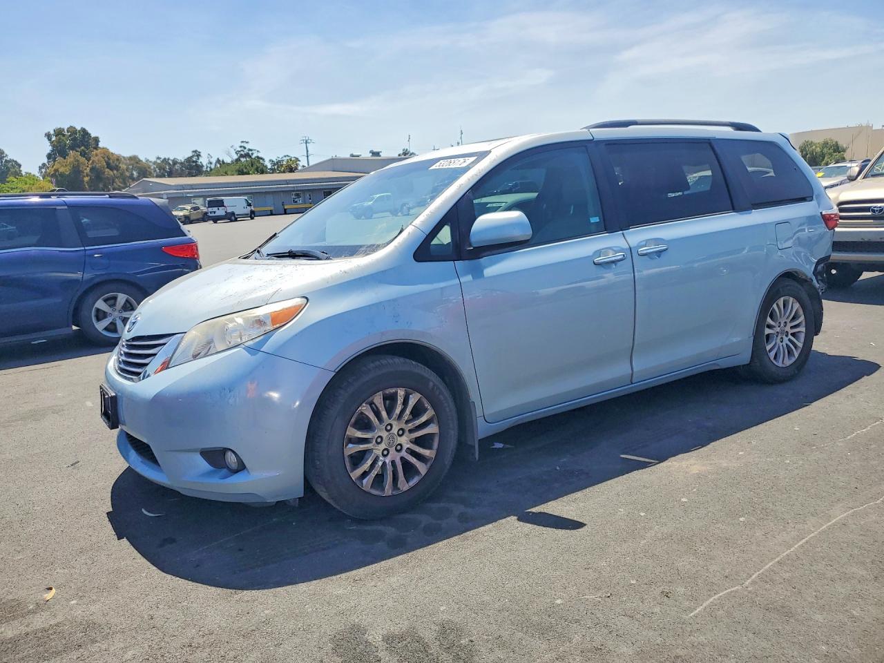 Salvage Toyota Sienna Image