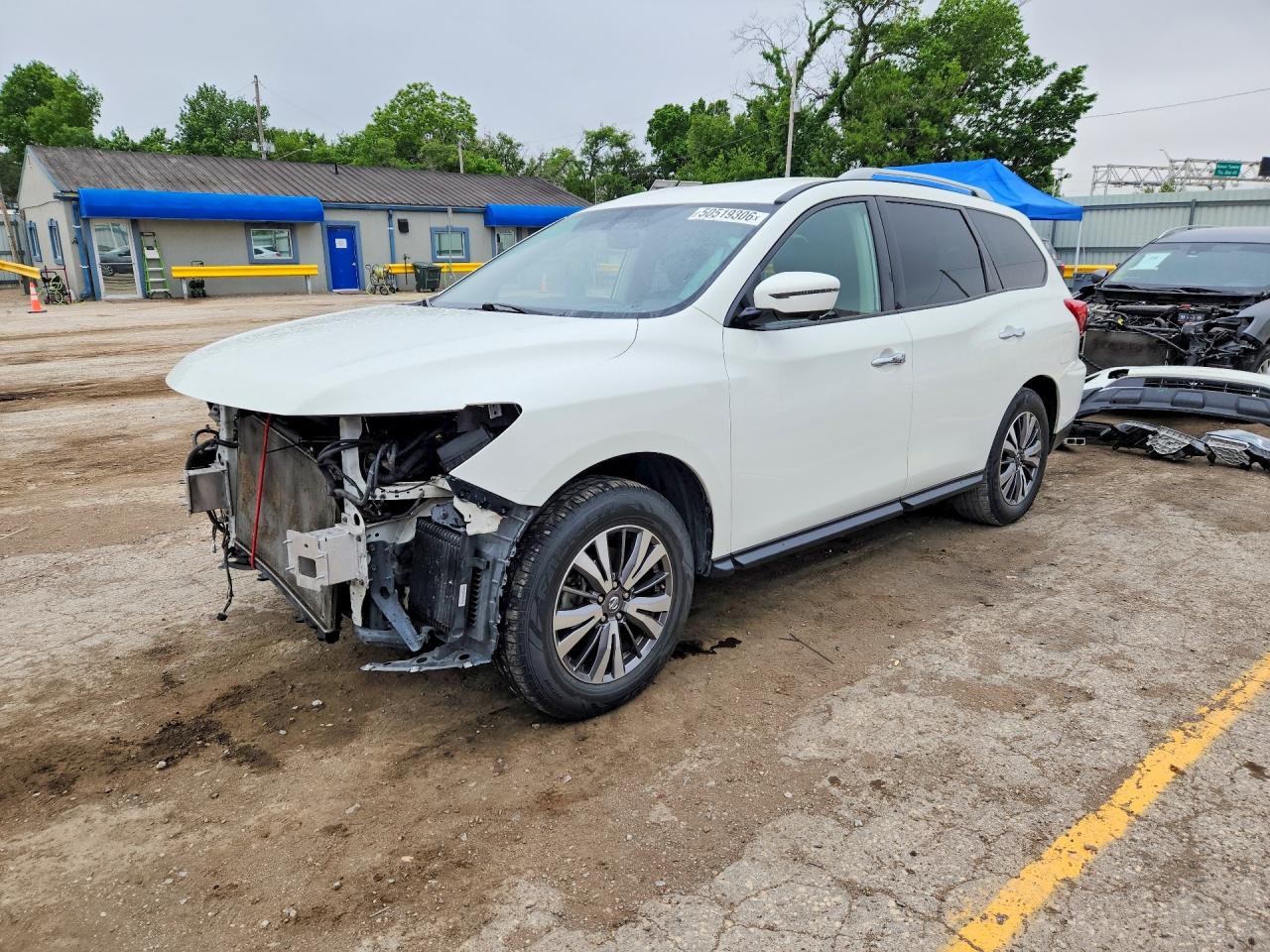 Salvage Nissan Pathfinder Image