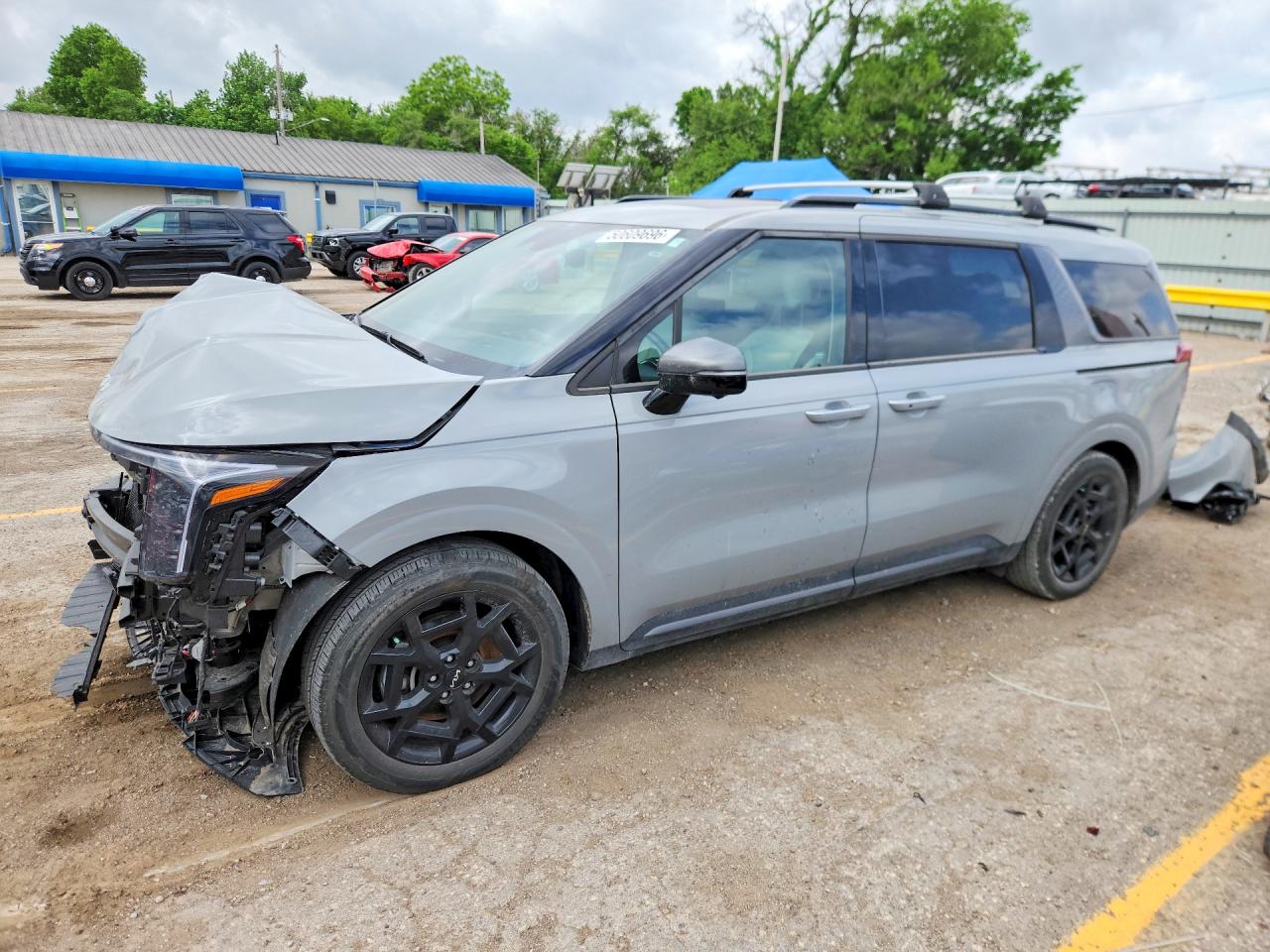 Salvage Kia Carnival Image
