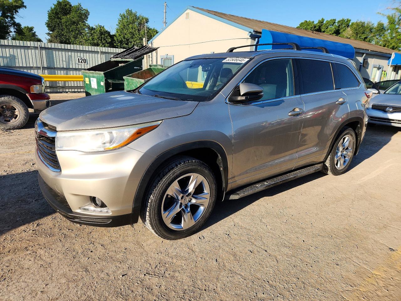 Salvage Toyota Highlander Image