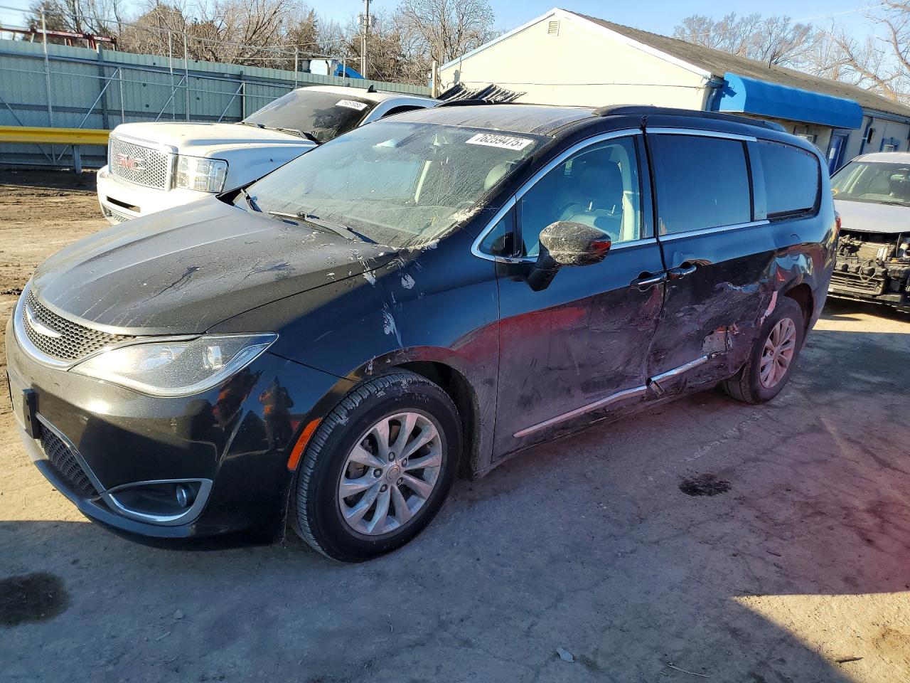 Salvage Chrysler Pacifica Image