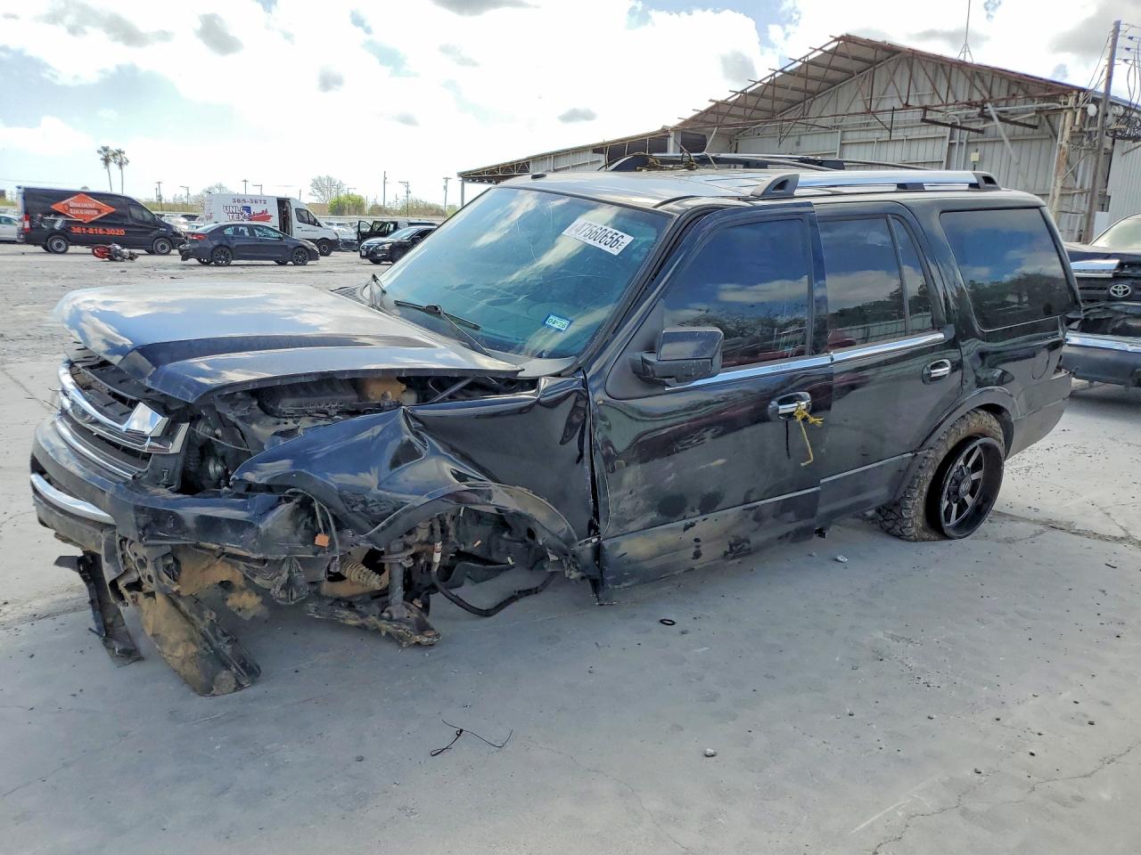 Salvage Ford Expedition Image