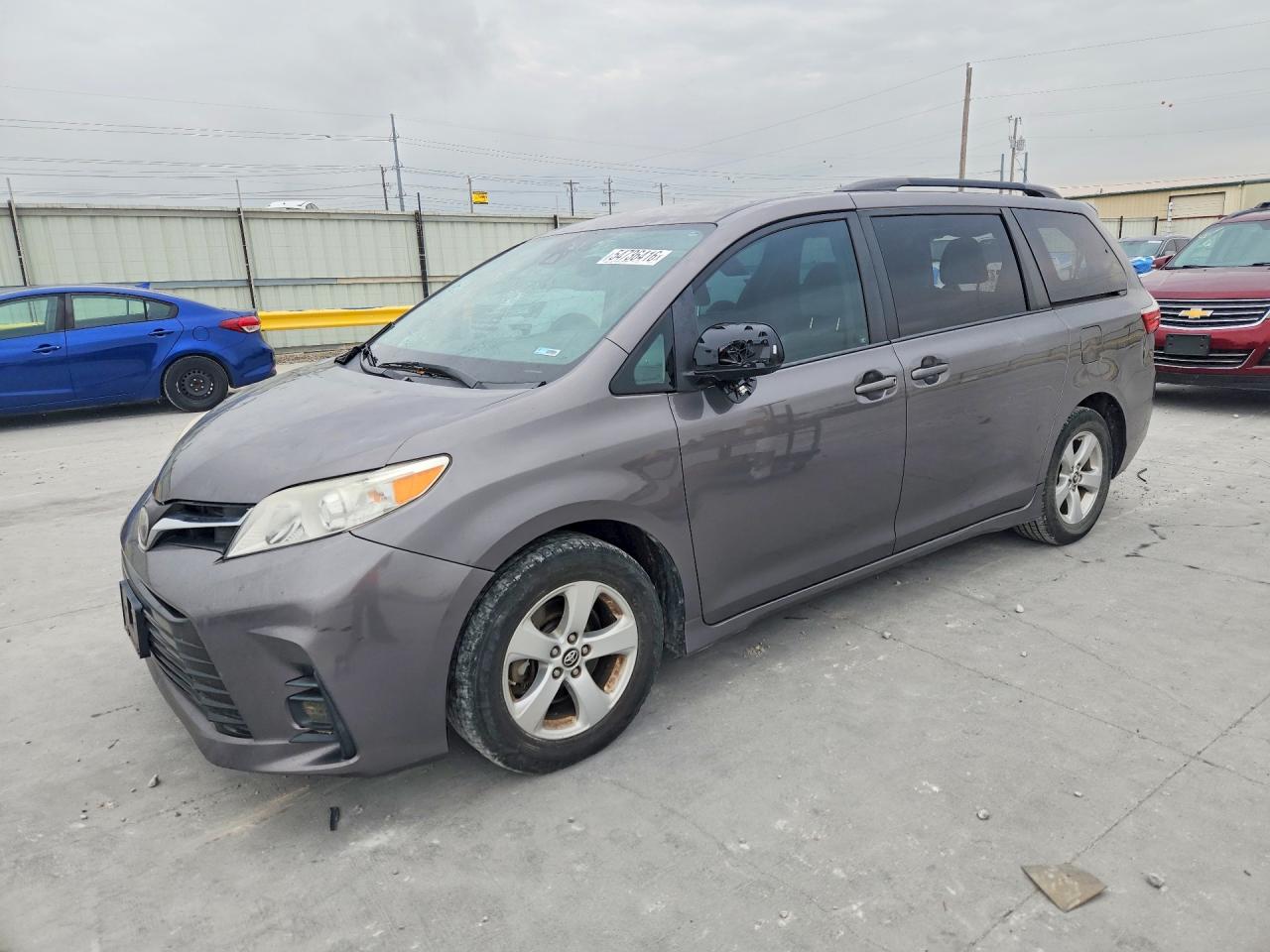 Salvage Toyota Sienna Image