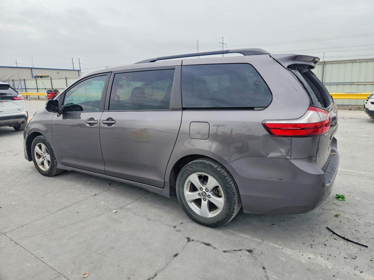 Toyota Sienna Le
