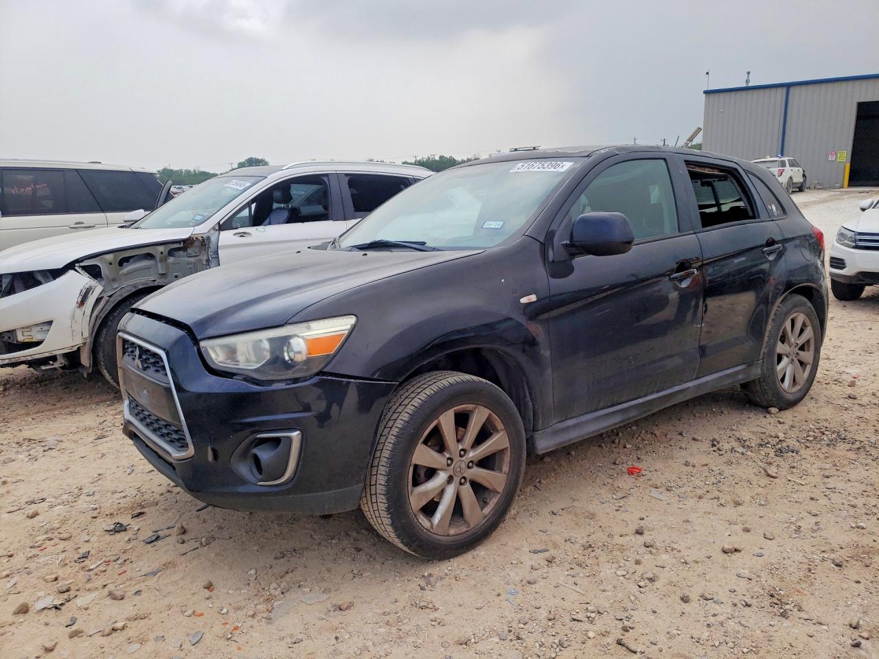 Salvage Mitsubishi Outlander Image