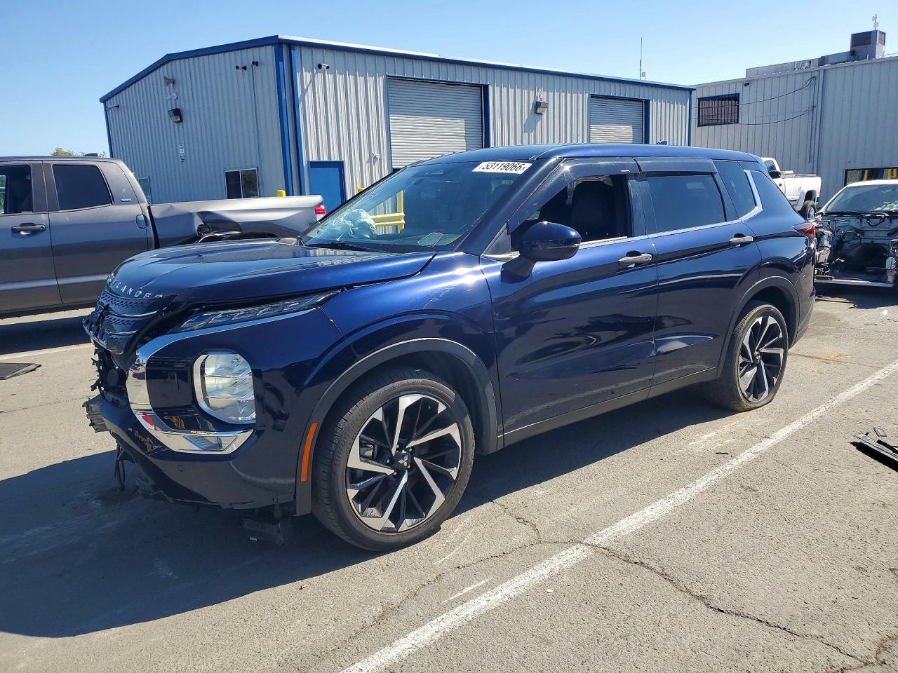 Salvage Mitsubishi Outlander Image