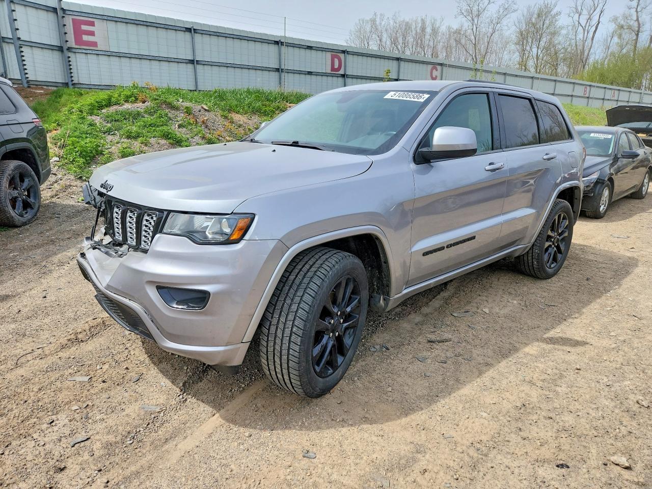 Salvage Jeep Grand Cherokee Image