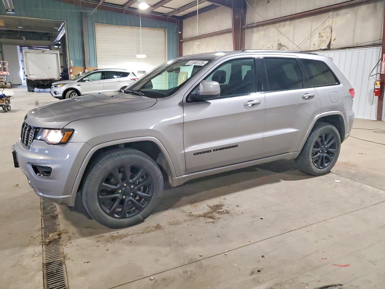 Salvage Jeep Grand Cherokee Image