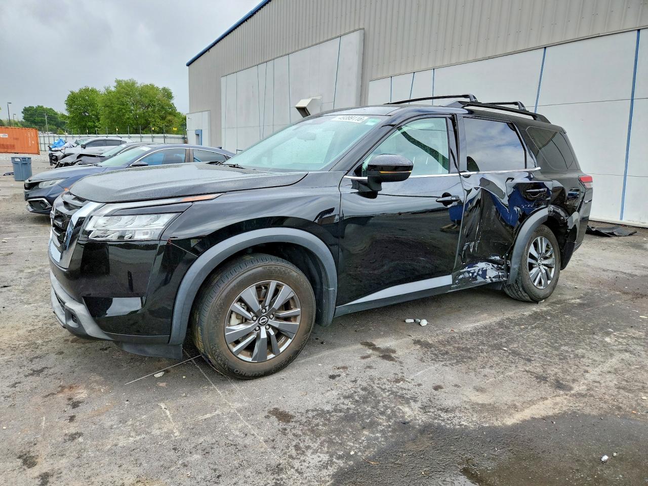 Salvage Nissan Pathfinder Image