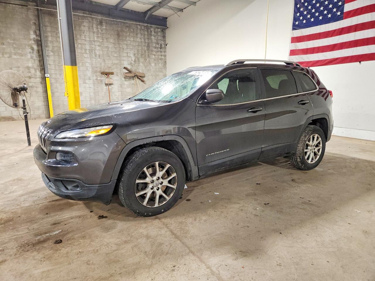 Salvage Jeep Grand Cherokee Image