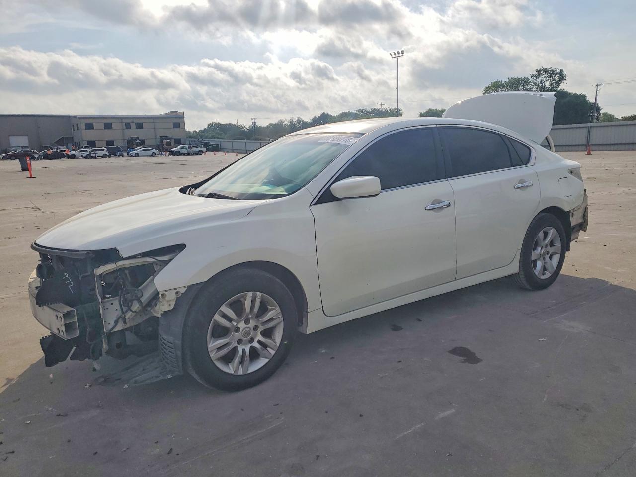 Salvage Nissan Altima Image