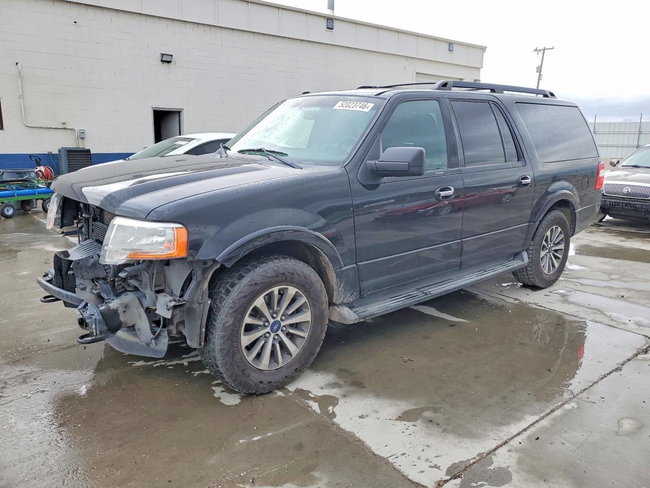 Salvage Ford Expedition Image