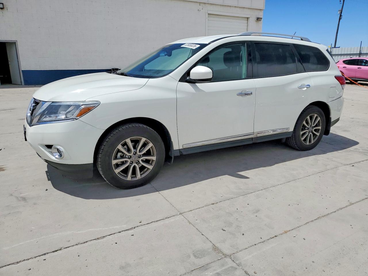 Salvage Nissan Pathfinder Image