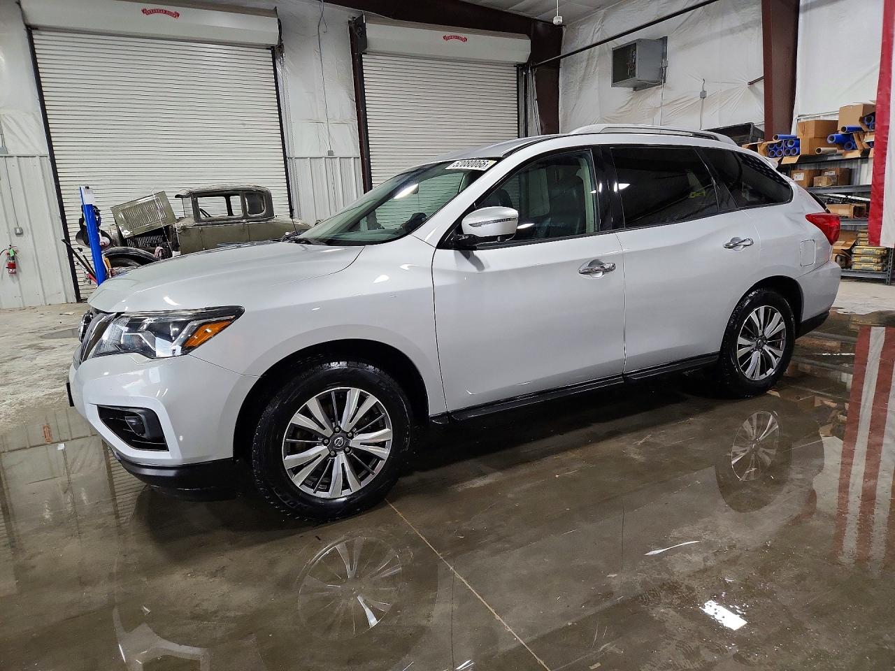 Salvage Nissan Pathfinder Image