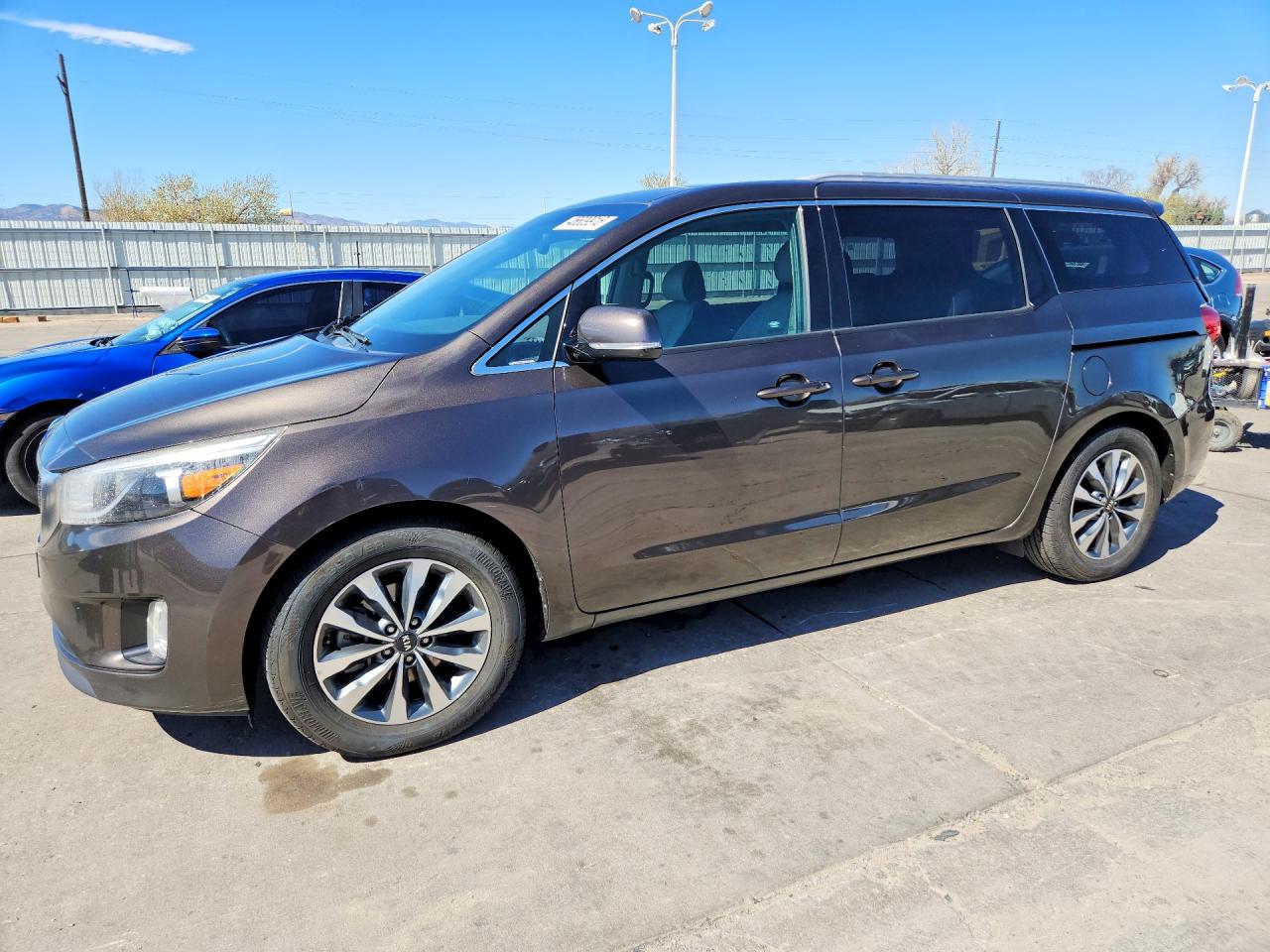 Salvage Kia Sedona Image