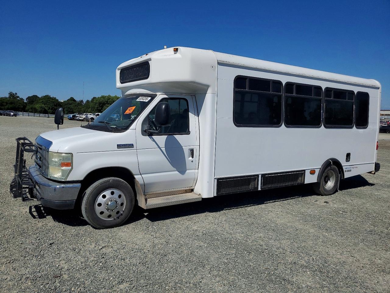 Ford Econoline E450 Super Duty Cutaway Van