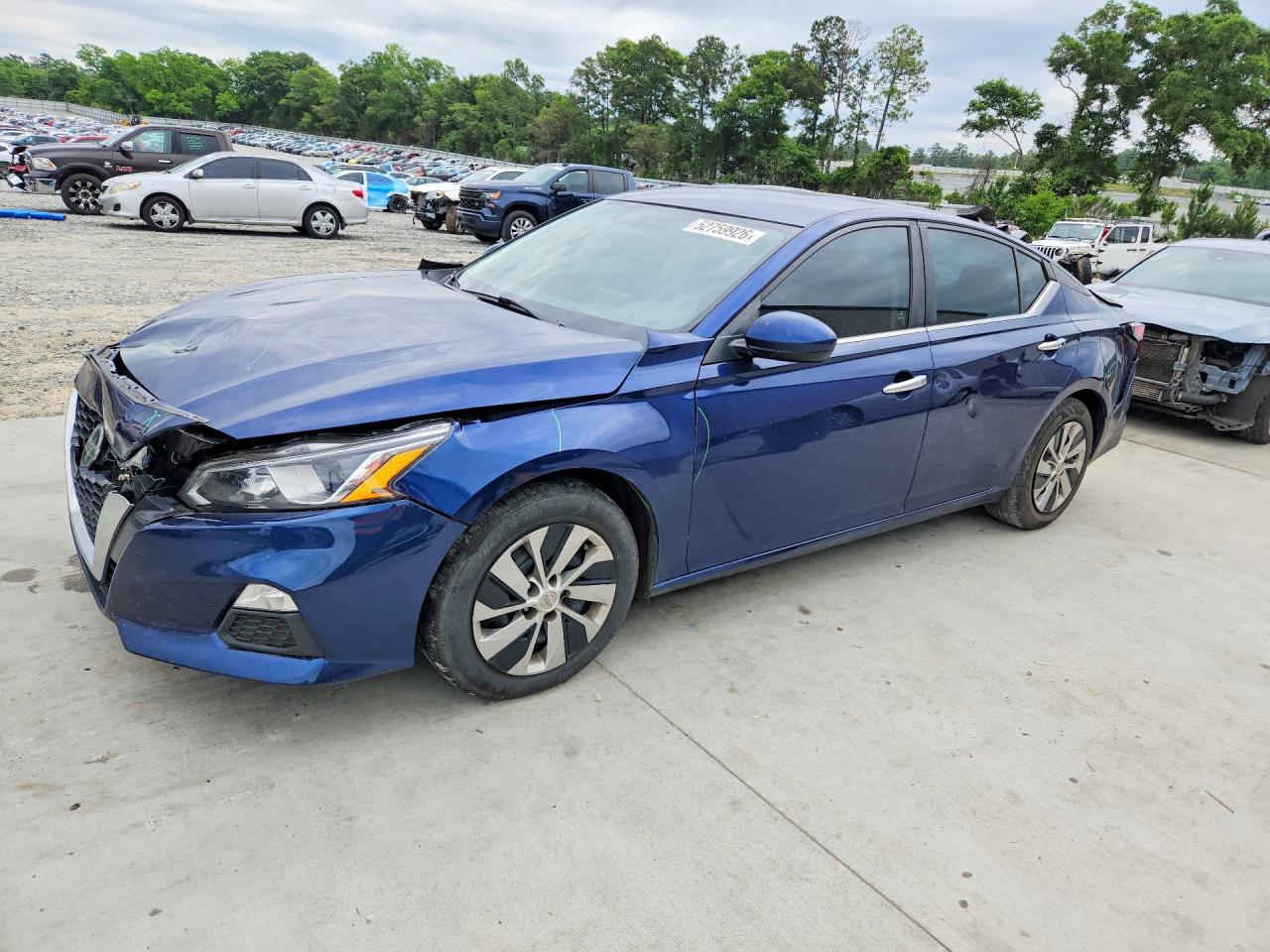 Salvage Nissan Altima Image