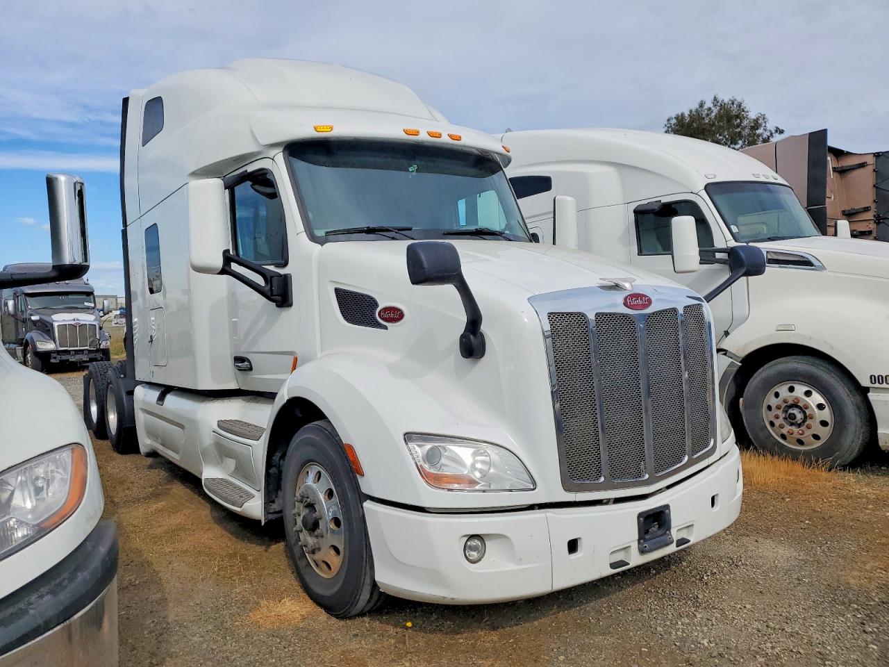Salvage Peterbilt 579 Image