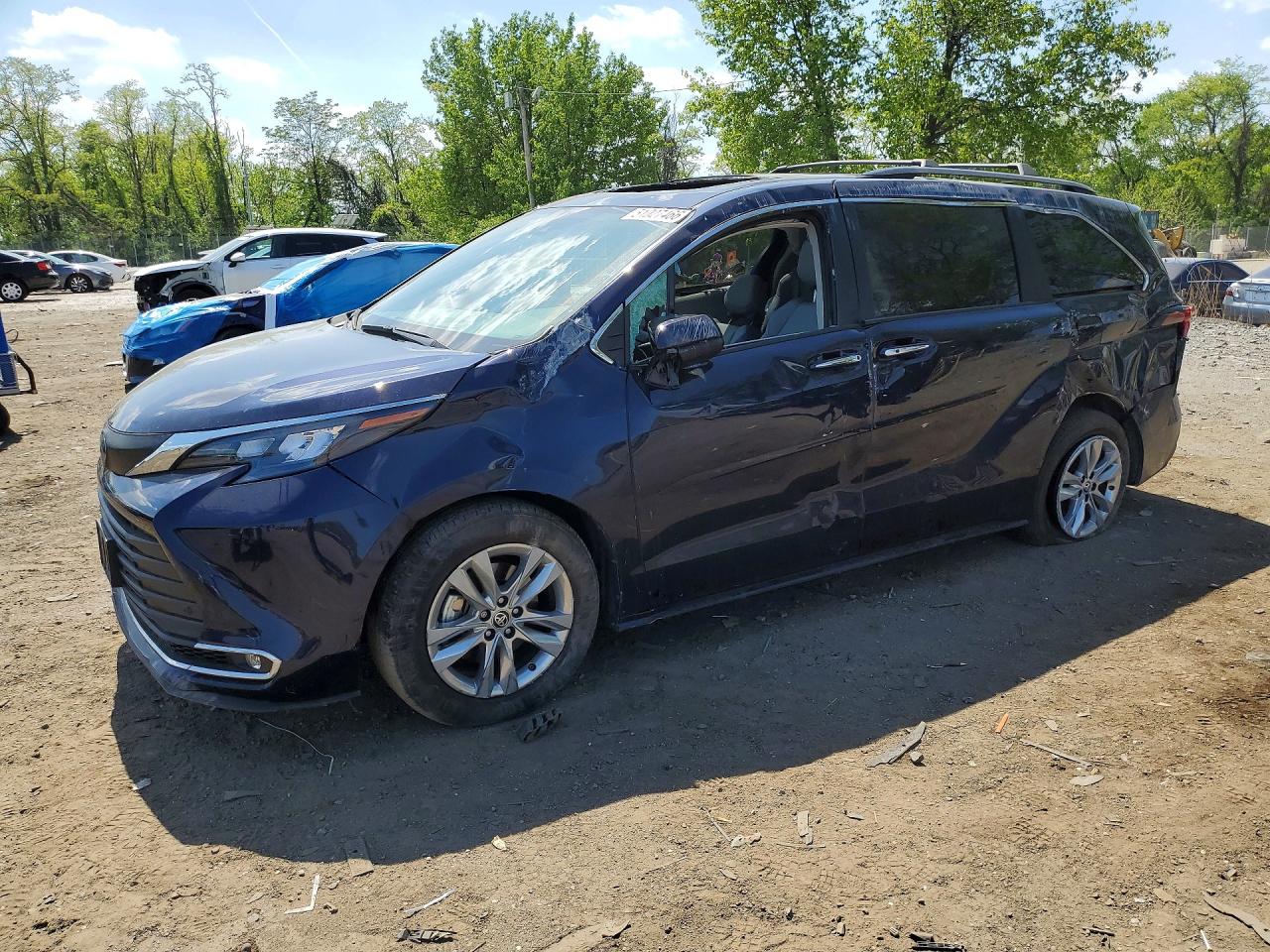 Salvage Toyota Sienna Image