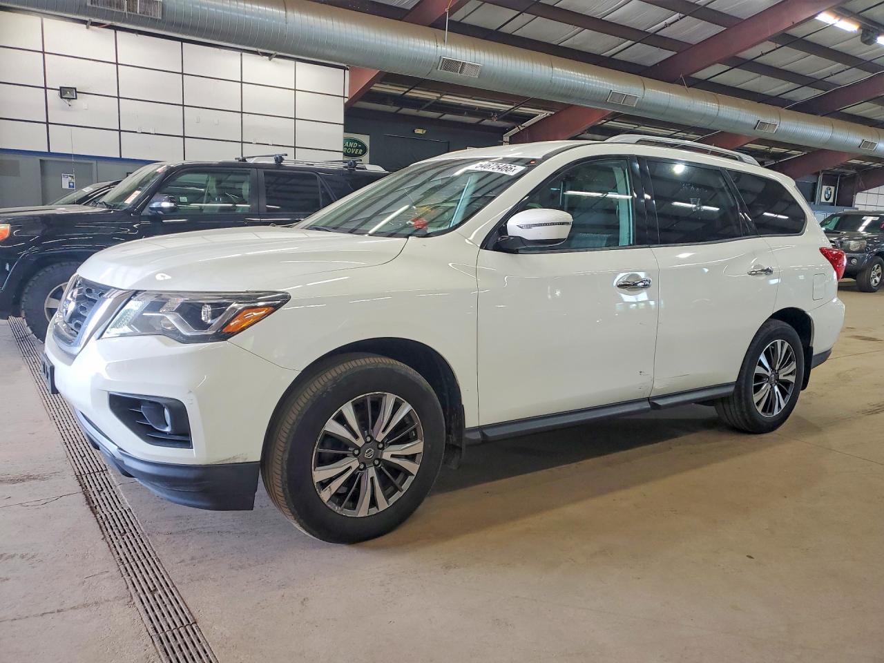 Salvage Nissan Pathfinder Image