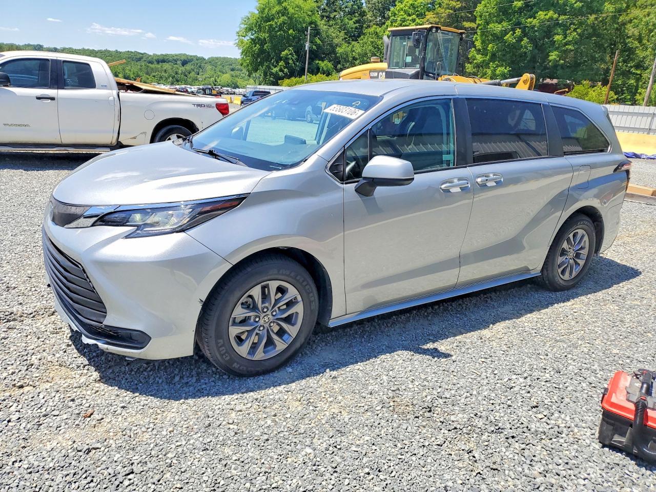Salvage Toyota Sienna Image
