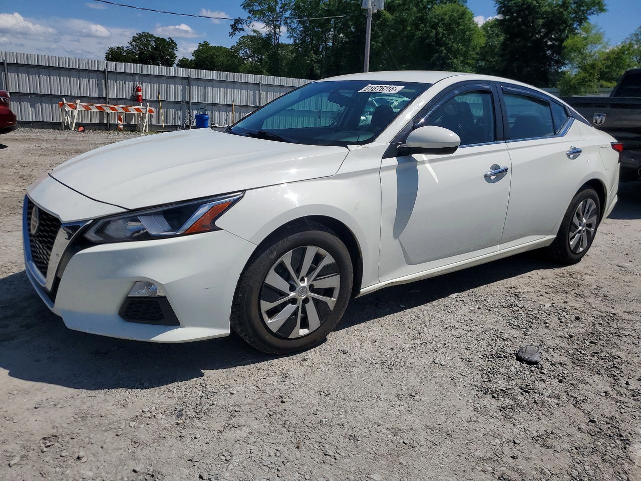 Salvage Nissan Altima Image